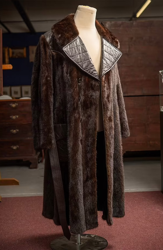 مصنوع من فراء المنك.. بيع معطف لـ إلفيس بريسلي في مزاد.. ما سعره؟ صورة رقم 7