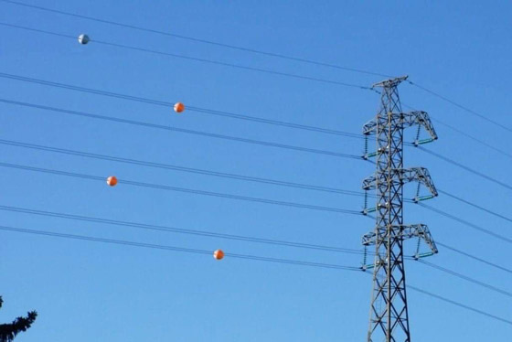 السبب خلف تعليق كرات ملونة على أسلاك الكهرباء والطاقة صورة رقم 1