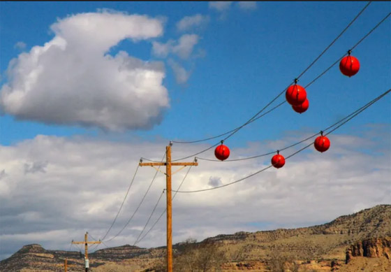 السبب خلف تعليق كرات ملونة على أسلاك الكهرباء والطاقة صورة رقم 3