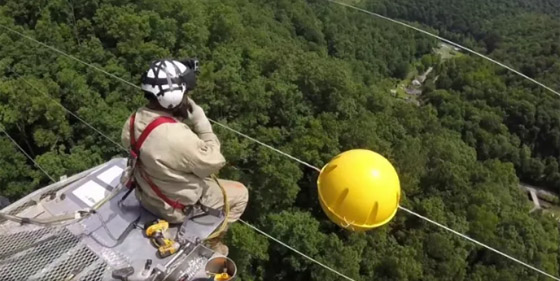 السبب خلف تعليق كرات ملونة على أسلاك الكهرباء والطاقة صورة رقم 4