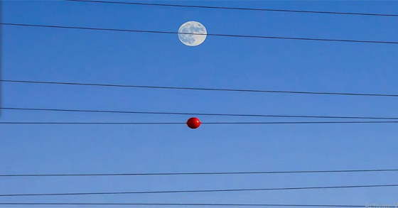 السبب خلف تعليق كرات ملونة على أسلاك الكهرباء والطاقة صورة رقم 6