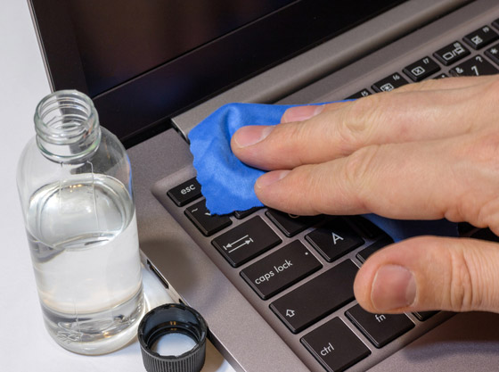 أقذر من مقعد المرحاض! خطوات لتنظيف لوحة مفاتيح الحاسوب أو اللابتوب صورة رقم 5