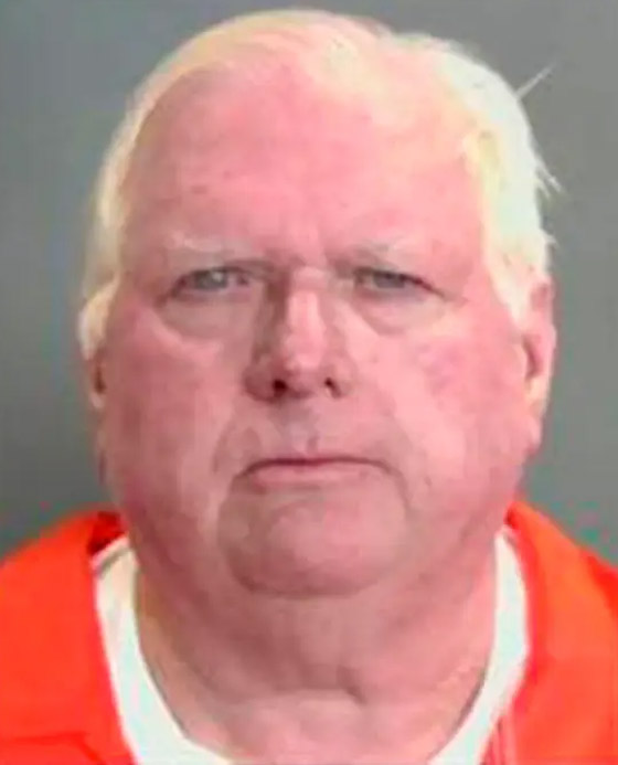 بعد شجار.. قاضي أمريكي يقتل زوجته بأحد أسلحته الـ47! صور صورة رقم 9 بعد شجار.. قاضي أمريكي يقتل زوجته بأحد أسلحته الـ47! صور صورة رقم 9