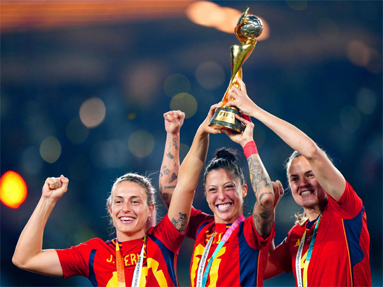 قبلة ساخنة! انتقادات لاذعة لرئيس الاتحاد الإسباني لكرة القدم بسبب سلوكه مع لاعبة صورة رقم 6 قبلة ساخنة! انتقادات لاذعة لرئيس الاتحاد الإسباني لكرة القدم بسبب سلوكه مع لاعبة صورة رقم 6