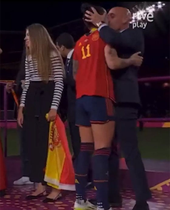 قبلة ساخنة! انتقادات لاذعة لرئيس الاتحاد الإسباني لكرة القدم بسبب سلوكه مع لاعبة صورة رقم 4 قبلة ساخنة! انتقادات لاذعة لرئيس الاتحاد الإسباني لكرة القدم بسبب سلوكه مع لاعبة صورة رقم 4