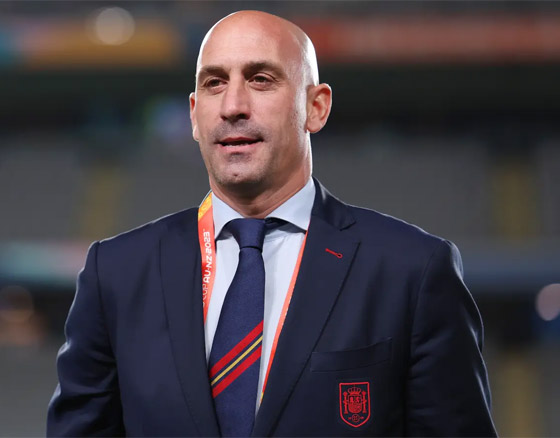 قبلة ساخنة! انتقادات لاذعة لرئيس الاتحاد الإسباني لكرة القدم بسبب سلوكه مع لاعبة صورة رقم 9 قبلة ساخنة! انتقادات لاذعة لرئيس الاتحاد الإسباني لكرة القدم بسبب سلوكه مع لاعبة صورة رقم 9