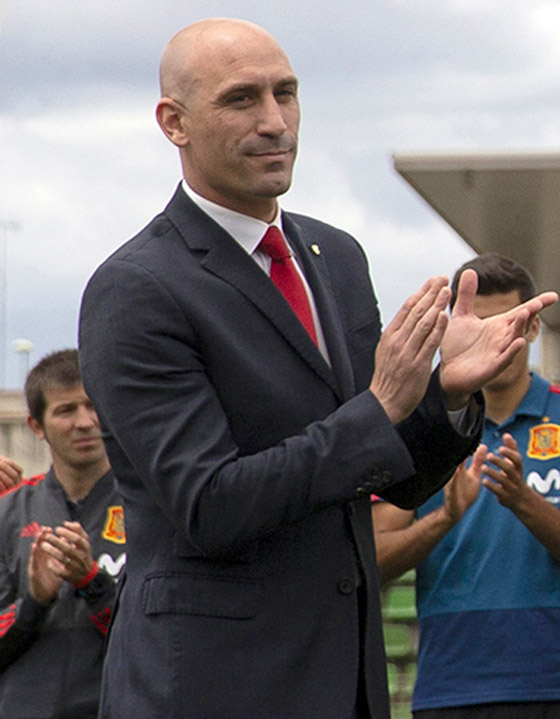 قبلة ساخنة! انتقادات لاذعة لرئيس الاتحاد الإسباني لكرة القدم بسبب سلوكه مع لاعبة صورة رقم 10 قبلة ساخنة! انتقادات لاذعة لرئيس الاتحاد الإسباني لكرة القدم بسبب سلوكه مع لاعبة صورة رقم 10