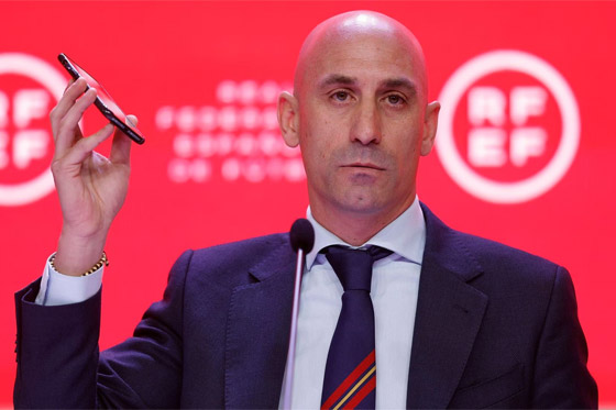 قبلة ساخنة! انتقادات لاذعة لرئيس الاتحاد الإسباني لكرة القدم بسبب سلوكه مع لاعبة صورة رقم 11 قبلة ساخنة! انتقادات لاذعة لرئيس الاتحاد الإسباني لكرة القدم بسبب سلوكه مع لاعبة صورة رقم 11