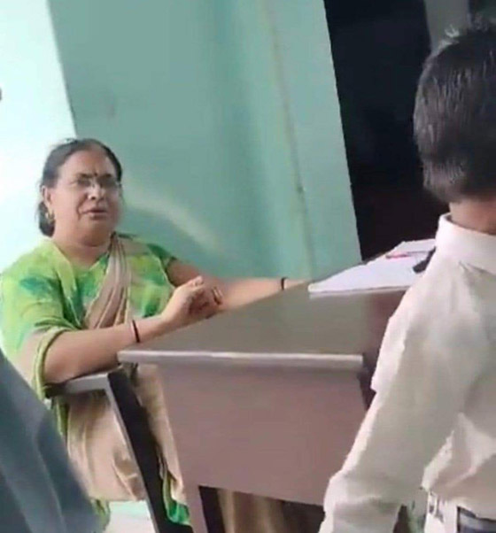 فيديو: الشرطة الهندية تحقق مع معلمة أمرت تلاميذها بصفع زميلهم المسلم! صورة رقم 3 فيديو: الشرطة الهندية تحقق مع معلمة أمرت تلاميذها بصفع زميلهم المسلم! صورة رقم 3