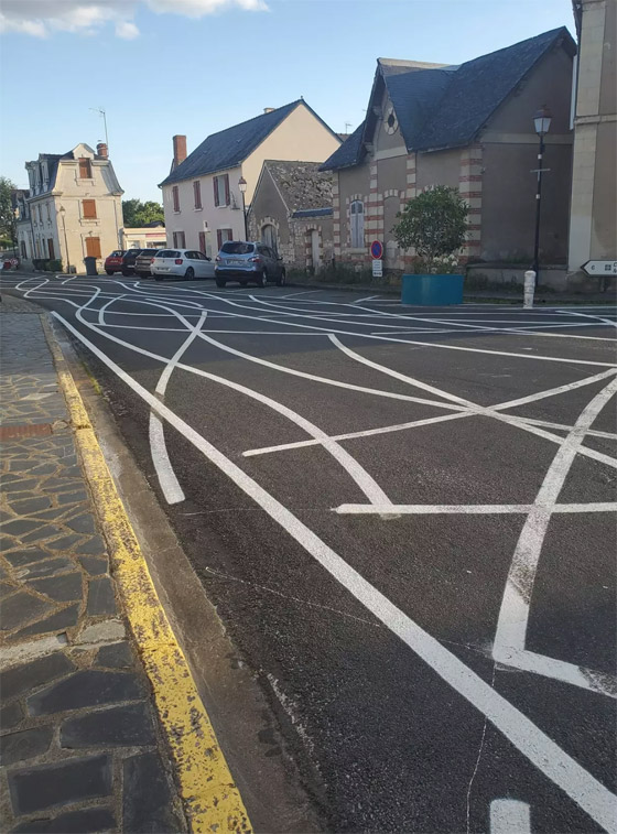 بلدة فرنسية تضبط حدود السرعة على الطرق.. بطريقة بلدة فرنسية تضبط حدود السرعة على الطرق.. بطريقة