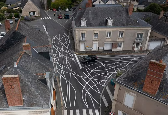 بلدة فرنسية تضبط حدود السرعة على الطرق.. بطريقة بلدة فرنسية تضبط حدود السرعة على الطرق.. بطريقة