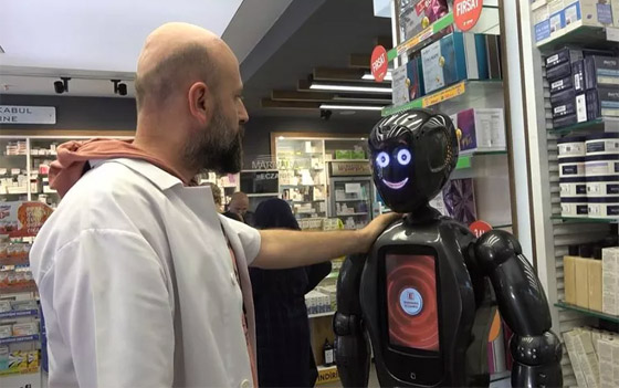 روبوت صيدلاني لأول مرة في تركيا يلفت الأنظار.. فيديو صورة رقم 4