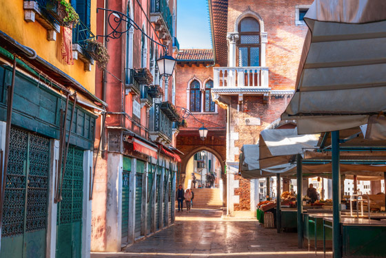 السياحة في فينيسيا (البندقية).. متعة التسوق في المدينة العائمة صورة رقم 1