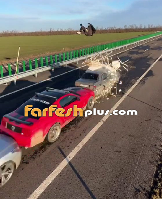 5 سيارات مرت من تحت رجليه.. مشهد لا يصدق لمغامر روسي! صورة رقم 2