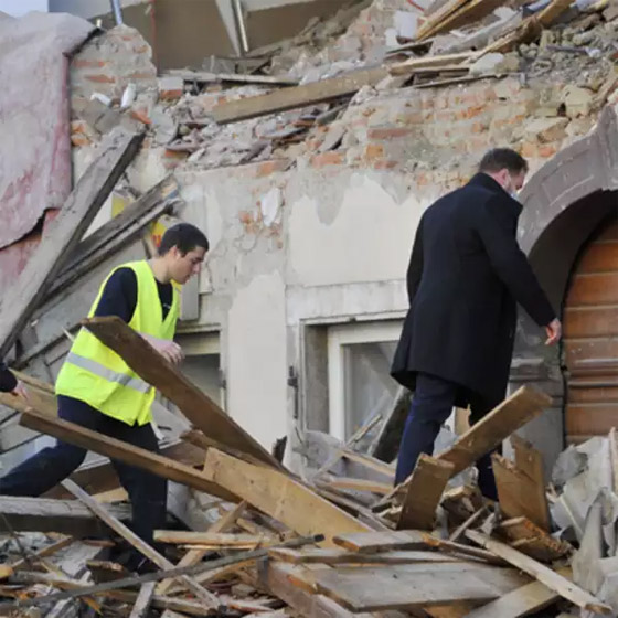 المغرب يسابق الزمن لإنقاذ المحاصرين تحت أنقاض الزلزال ويقبل المساعدة من 4 دول صورة رقم 2
