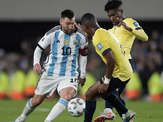 ميسي يحدث ضجة بتلاعبه بأغلى لاعب في تاريخ الدوري الإنجليزي صورة رقم 1