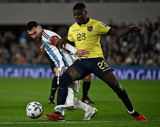 ميسي يحدث ضجة بتلاعبه بأغلى لاعب في تاريخ الدوري الإنجليزي صورة رقم 2