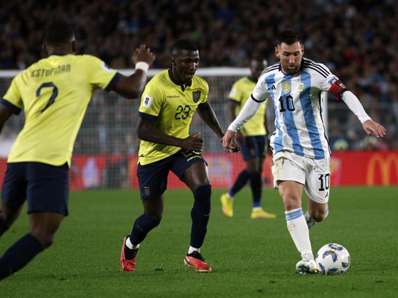 ميسي يحدث ضجة بتلاعبه بأغلى لاعب في تاريخ الدوري الإنجليزي صورة رقم 3