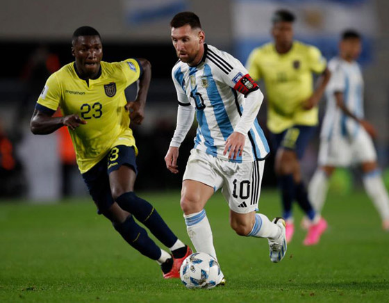 ميسي يحدث ضجة بتلاعبه بأغلى لاعب في تاريخ الدوري الإنجليزي صورة رقم 4