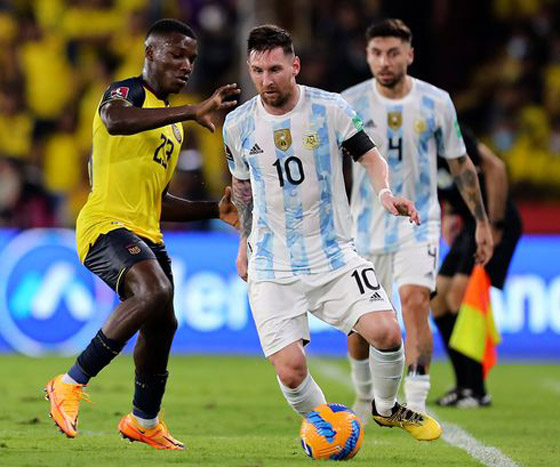 ميسي يحدث ضجة بتلاعبه بأغلى لاعب في تاريخ الدوري الإنجليزي صورة رقم 5