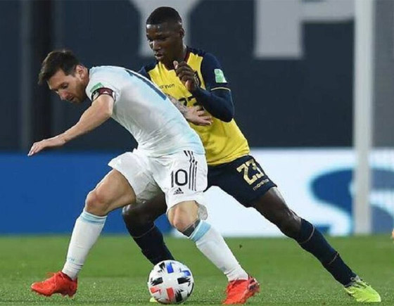 ميسي يحدث ضجة بتلاعبه بأغلى لاعب في تاريخ الدوري الإنجليزي صورة رقم 6