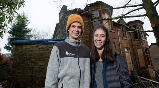 زوجان يحولان قصراً مهجوراً إلى 