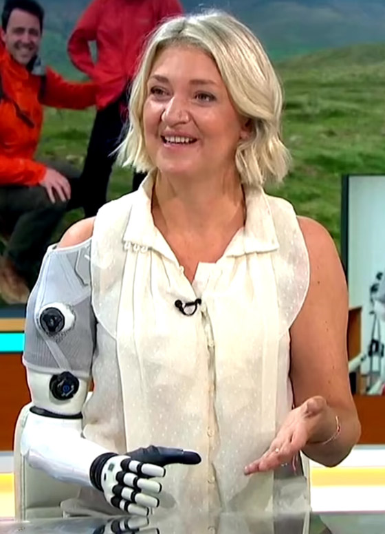 20% روبوت.. أول سيدة آلية تعمل بالذكاء الاصطناعي (فيديو وصور) صورة رقم 4