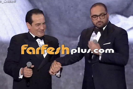 فيديو مؤثر: نجل محمد ثروت يقتحم المسرح متكأ على عكاز بسبب مرضه ويغني فيديو مؤثر: نجل محمد ثروت يقتحم المسرح متكأ على عكاز بسبب مرضه ويغني