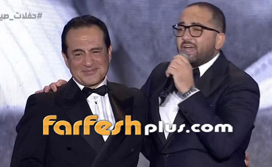 فيديو مؤثر: نجل محمد ثروت يقتحم المسرح متكأ على عكاز بسبب مرضه ويغني فيديو مؤثر: نجل محمد ثروت يقتحم المسرح متكأ على عكاز بسبب مرضه ويغني
