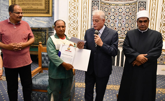 أمانة عامل نظافة مصري سلم 30 ألف دولار للأمن.. 