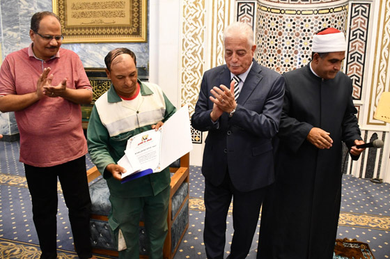 أمانة عامل نظافة مصري سلم 30 ألف دولار للأمن.. 