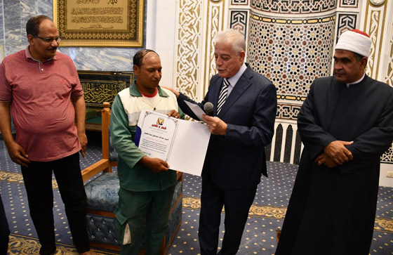 أمانة عامل نظافة مصري سلم 30 ألف دولار للأمن.. 