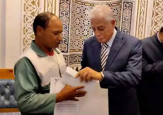 أمانة عامل نظافة مصري سلم 30 ألف دولار للأمن.. 