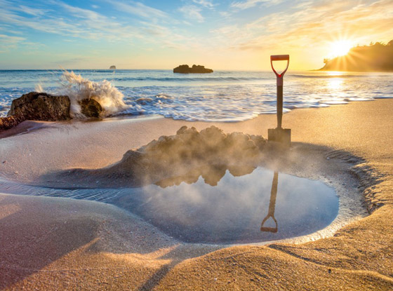 أحدها رماله خضراء وآخر يتوهج بإضاءة زرقاء.. أغرب 7 شواطئ بالعالم صورة رقم 3 أحدها رماله خضراء وآخر يتوهج بإضاءة زرقاء.. أغرب 7 شواطئ بالعالم صورة رقم 3