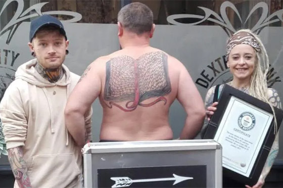 بريطاني يدخل غينيس بسبب حُبه لابنته.. وشم اسمها 667 مرة على جسده! صورة رقم 4