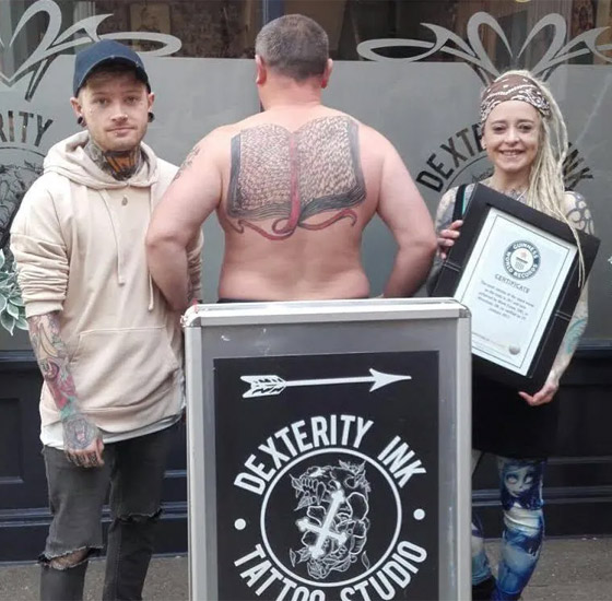 بريطاني يدخل غينيس بسبب حُبه لابنته.. وشم اسمها 667 مرة على جسده! صورة رقم 2