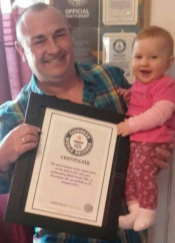 بريطاني يدخل غينيس بسبب حُبه لابنته.. وشم اسمها 667 مرة على جسده! صورة رقم 10