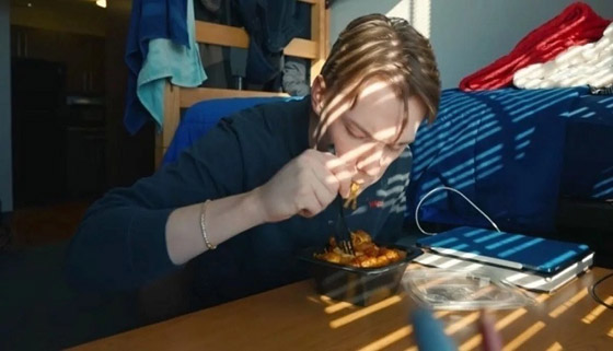 طالب يفقد جميع أطرافه بعد تناول بقايا وجبة صورة رقم 1