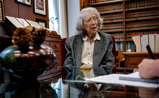 بعمر 96 عاما.. قاضية أمريكية ترفض التقاعد وتكافح للطعن في توقيفها! صورة رقم 7