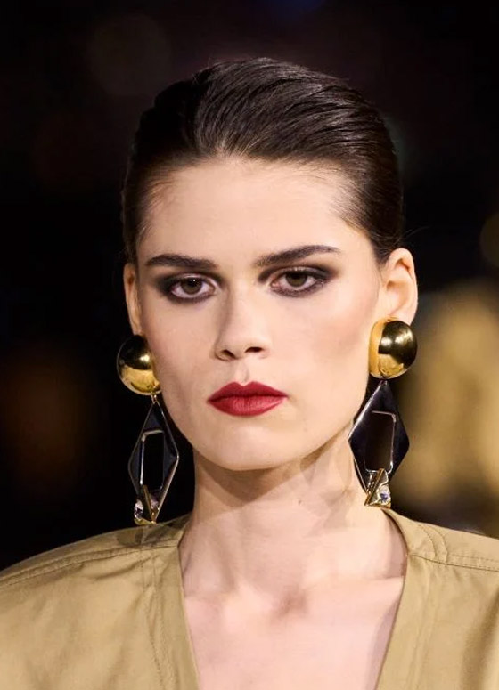 صيحات مكياج مبهرة من أسبوع الموضة في باريس لربيع وصيف 2024 صورة رقم 2