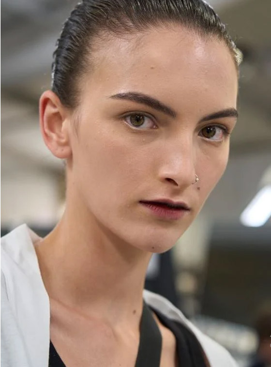 صيحات مكياج مبهرة من أسبوع الموضة في باريس لربيع وصيف 2024 صورة رقم 4