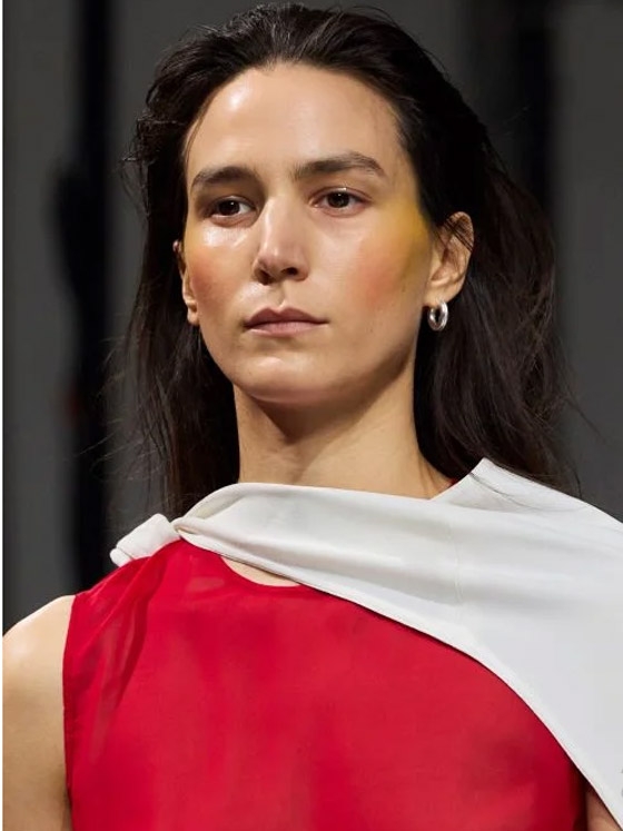 صيحات مكياج مبهرة من أسبوع الموضة في باريس لربيع وصيف 2024 صورة رقم 6