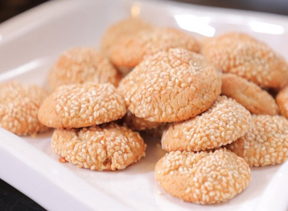 إليكم طريقة تحضير كوكيز صحي بالسمسم والطحينة.. خفيف ولذيذ صورة رقم 1