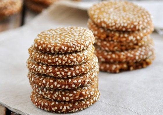 إليكم طريقة تحضير كوكيز صحي بالسمسم والطحينة.. خفيف ولذيذ صورة رقم 2