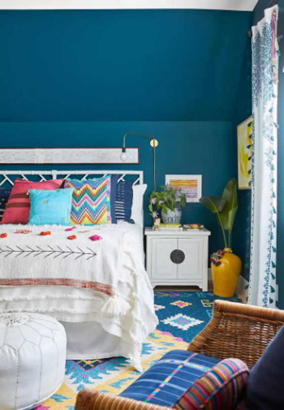 أفكار لاستخدام الأزرق الكلاسيكي في طلاء المنزل.. إطلالة عصرية ومريحة للعين صورة رقم 1