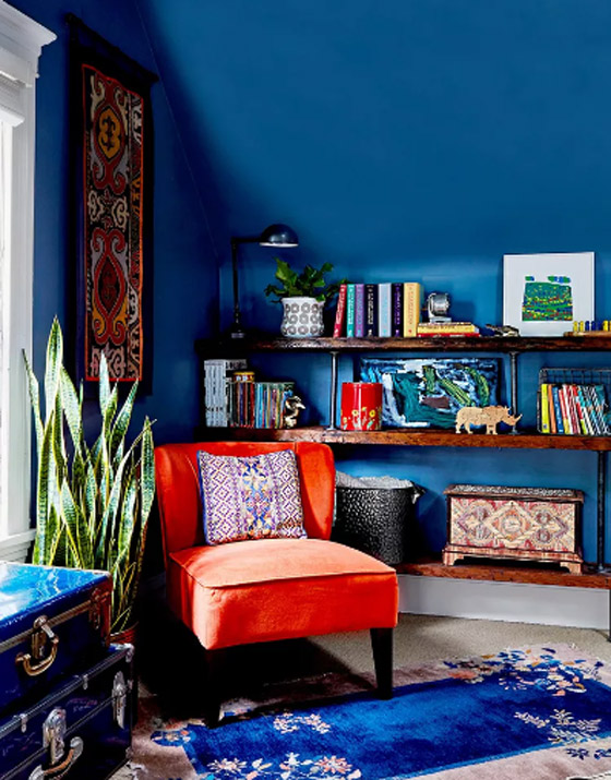 أفكار لاستخدام الأزرق الكلاسيكي في طلاء المنزل.. إطلالة عصرية ومريحة للعين صورة رقم 2