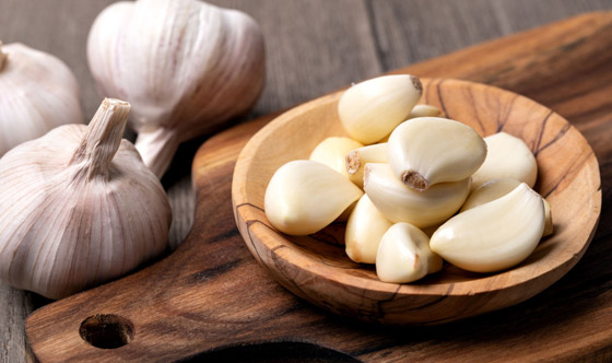نتيجته مضمونة.. تناول هذا الطعام للتخلص من رائحة الثوم الكريهة صورة رقم 4