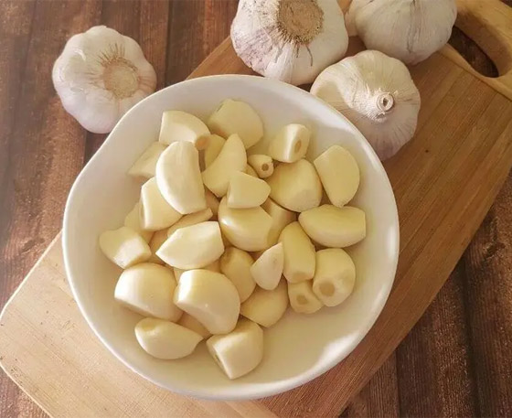 نتيجته مضمونة.. تناول هذا الطعام للتخلص من رائحة الثوم الكريهة صورة رقم 6