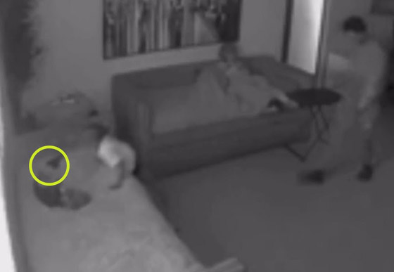 فيديو صادم للحظات رعب قاتلة.. طفلة (3 سنوات) تطلق النار على نفسها! صورة رقم 2 فيديو صادم للحظات رعب قاتلة.. طفلة (3 سنوات) تطلق النار على نفسها! صورة رقم 2