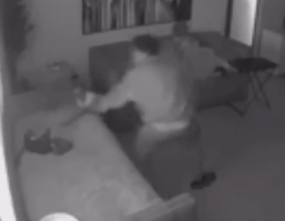 فيديو صادم للحظات رعب قاتلة.. طفلة (3 سنوات) تطلق النار على نفسها! صورة رقم 4 فيديو صادم للحظات رعب قاتلة.. طفلة (3 سنوات) تطلق النار على نفسها! صورة رقم 4